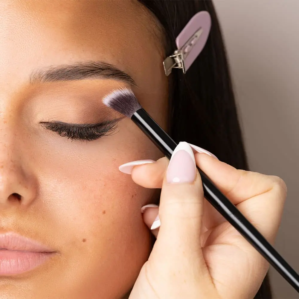 No. 15 Angled Blending Eye Brush - Image 2