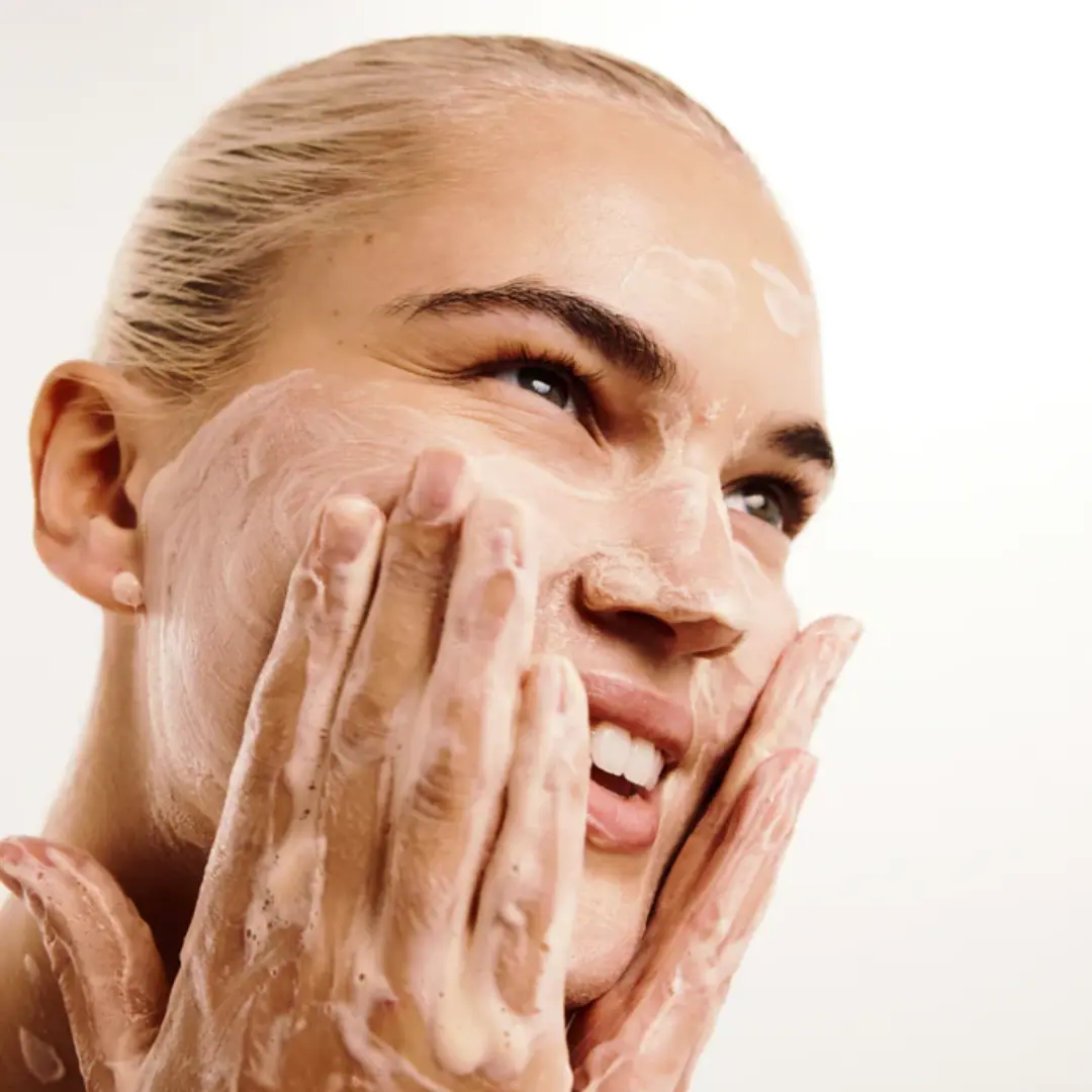 Vitamin C &amp; Caffeine Facial Cleansing Wash - Image 3